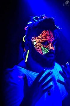 Blacklight Face Paint, Blacklight Face Paint Ideas, Uv Party Decorations, Uv Makeup Ideas, Black Light Face Paint, Neon Party Makeup, Rave Face Paint, Pintura Facial Neon, Blacklight Makeup