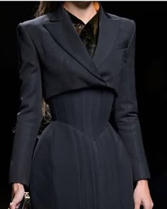 Detail Couture, Runway Fashion Couture, Fashion Design Inspiration, Fashion Star, Black Suit, Mode Inspo, Looks Chic, 가을 패션, Suit And Tie