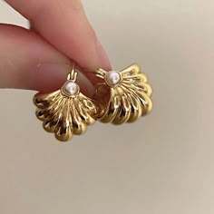 Material: Metal Fashion Element: Pearl Style: French Retro Gold Metal Jewelry, Classy Jewelry Earrings, Dainty Pearl Jewelry, Vintage Earrings Aesthetic, Pearl Rings Vintage, Vintage Earring, French Jewelry, French Retro, Metal Fashion