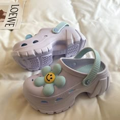 Chunky Crocs Outfit, Cool Crocs, Chunky Platform Shoes, Platform Crocs, Clogs Women, Face Flower, Crocs Fashion, Shoes Crocs, Stylish School Bags