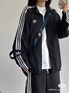 Boyish Style Korean, Adidas Jacket Outfit, Tomboy Outfit Ideas, Baggy Outfit Ideas, Boyish Outfits, Jacket Outfit Women, Shoes Outfit Fashion, Korean Casual Outfits