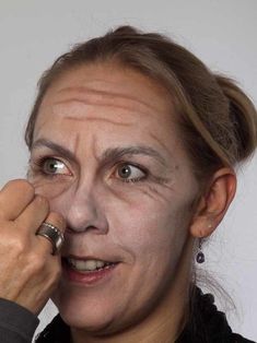 Als -alte Frau- für Karneval oder Mottoparty schminken - Augenfalten Makeup Reference, Eye Wrinkles, Party Eyes, Man Outfit, Dry Skin Patches