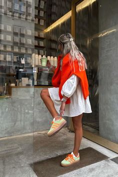 Discover versatile Adidas Gazelle sneaker outfit ideas for every occasion. From brunch to city exploring, get inspired with chic and playful looks perfect for your next casual outing. Colorful Sneakers Outfit, Adidas Gazelle Outfit, Airport Outfits, City Outfits, Mode Casual, A Celebrity, Brunch Outfit