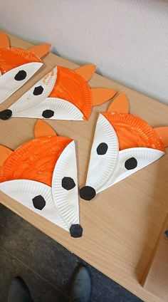 some paper plates that have been made to look like foxes