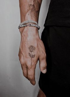 Tatuagem Masculina Pequena, Basic Tattoos, Rose Hand Tattoo, Rose Tattoos For Men, Small Rose Tattoo, Hand And Finger Tattoos, Small Forearm Tattoos, Wrist Tattoos For Guys, Cool Small Tattoos