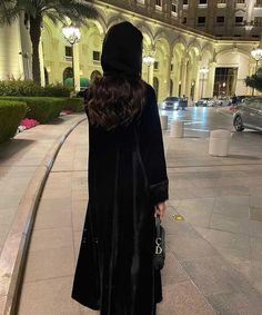 Gulf Aesthetic, Khaleeji Girl Aesthetic, Arab Girl Aesthetic, Dubai Money, Saudi Aesthetic, Nursing Pictures, Easy People Drawings, Aaliyah Jay