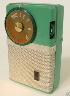 an old fashioned radio sitting on top of a table