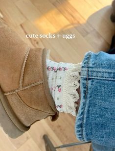 uggs + socks Aliexpress Haul, Uggs Outfits, Aliexpress Finds, Camila Morrone, Skandinavian Fashion, Uggs Outfit, Mode Casual, Shoe Inspo, Rory Gilmore