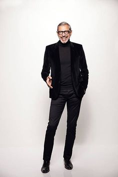 Velvet Blazer Outfit, Young Mens Fashion, Jeff Goldblum, Smart Casual Style, Black Chinos, Mens Fashion Smart, Vintage Mens Fashion, Looks Black, Stylish Mens Outfits