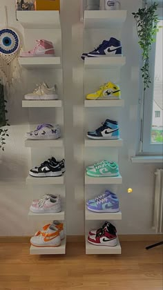 Sepatu Air Jordan, Sneakerhead Room, Many Shoes, Jordan Shoes Girls, Jordan Shoes Retro, All Nike Shoes