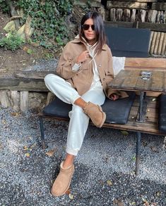 How To Style Ugg Boots, Adrette Outfits, Fest Outfits, Mode Inspo, Casual Winter Outfits, Autumn Outfit, Outfit Inspo Fall, Looks Style, Mode Inspiration