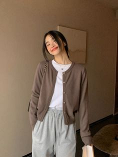 Minimalist Cozy Outfit, Minimal Korean Fashion, Minimal Outfit Korean, Korean Minimalist Outfit, Smart Casual Women Outfits, Simple Casual Outfits, Korean Outfit Street Styles, Korean Casual Outfits, Everyday Fashion Outfits