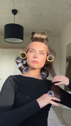 Messy Blowout, How To Use Hair Rollers, Blowout Rollers, How To Do A Blowout On Yourself, Rollers Blowout, Hair With Rollers, Diy Blowout, Blowdry Hairstyles, Haie Style