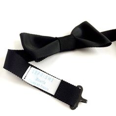 This is the bow tie every man should have in your wardrobe.The black bow tie is a timeless and it is ideal to be chic in various events. Wedding, birthday, Gala, etc.This bow as the set of bowties Prism Bowtie was made by hand in France and with love.Bow size: about 10x5cmChoker adjustable from 33 to 47 cm. Ideal to fit perfectly around your neckMake you directly on the site to see other great classics of the masculine.> www.leprismebowtie.comBow tie made in Lille. Black Standard Tie With Bow, Classic Bow With Bow Tie Back For Party, Classic Party Bow With Tie Back, Classic Black Adjustable Suit And Tie Accessories, Black Bow Tie With Bow Tie Back, Classic Black Ribbon Bow Tie For Formal, Dapper Black Bow With Ties, Classic Black Bow For Black Tie Event, Dapper Bow Tie For Formal Father's Day