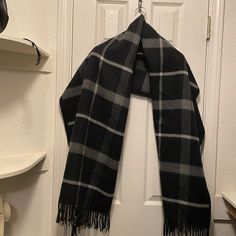 Nwot-Black And White Scarf/Wrap With Pockets Scarf Aesthetic, Flannel Scarves, Black And White Scarf, Black Flannel, White Scarf, White Scarves, Grey Scarf, Black Scarf, Scarfs