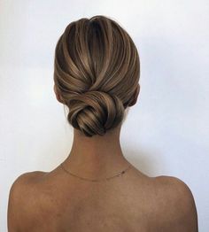 40 Best Hair Bun Models of 2019 Trendy Updos, Updos For Medium Length Hair, Veil Hairstyles, Low Bun, Penteado Cabelo Curto, Wedding Hair And Makeup, Bride Hairstyles, Ombre Hair, Trendy Hairstyles