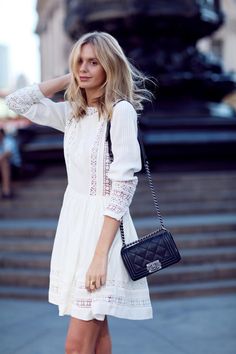 Jessica Stein of Tuula Vintage pairs her LWD with edgy Chanel. Chanel Street Style, Mon Dressing, White Dresses Graduation, Woman In White, Looks Street Style, Black Purse, Little White Dresses, Inspired Outfits, Elie Saab