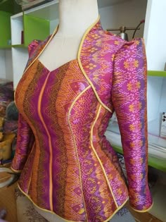 Luxury Fitted Blouse With Traditional Patterns, Purple Brocade Blouse Designs, Traditional Luxury Brocade Tops, Brocade Patchwork Blouse Designs, Blouse Batik Modern Kombinasi, Latest Model Blouse Designs, New Saree Blouse Designs, Fashionable Saree Blouse Designs