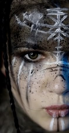 Post Apocalyptic Face Paint, Viking Painting Face, Lagertha Makeup Vikings, Viking Body Painting, Heilung Costume, Viking Face Paint Men, Celtic Face Paint, Viking Warpaint, Valkyrie Makeup