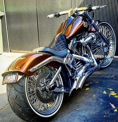 a motorcycle is parked on the street next to a building