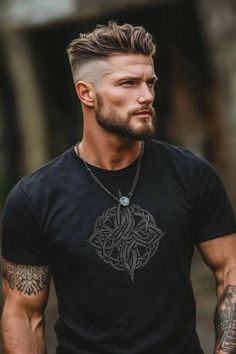 Zeige Deine wilde Seite mit modernen Wikinger-Frisuren! Ob geflochtene Zöpfe, Undercut oder langer, wilder Bart – der Look verbindet Stärke und Stil. Perfekt für mutige Männer, die ihre Individualität zeigen wollen. 💪 Entdecke Tipps und Inspiration auf www.mylifestyle-mentor.de Mens Sidepart Hairstyle, Fade Haircut With Design, Mens Viking Hairstyles, Men’s Hairstyles, Short Hair Long Beard, Viking Hairstyles For Men, Viking Haircut, Haircut Guide, Dino Island