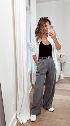 Women Trousers With Sneakers, Women’s Trousers With Sneakers, Women’s Sporty Business Casual, Casual Spring Outfits Sneakers, Slacks And Tennis Shoes Women, Casual Outfits With Trousers Women, Work Outfit With Nike Sneakers, Outfits With Runners, Sneakers Trousers Outfit