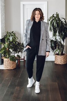 StyleDahlia wearing Banana Republic matching sweater set, Anine Bing Blazer and Zadig & Voltaire sneakers. #styledahlia #winterstyle #matchingset #sweaterset #allblack #over40style Pilates Wear, Fitness Outfits, Snow Outfit, Matching Sweaters