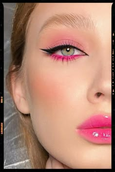 #make #maquiagem #makegringa #delineado #delineadocolorido #maquiagem2022 #moda #mulher #colorido Simple Makeup Looks Colorful, Pink Winged Eyeliner, Bright Pink Makeup Looks, Easy Valentine’s Day Makeup, Simple Valentine’s Day Makeup, Pink Waterline Makeup, Valentines Makeup Ideas Creative, Hot Pink Dress Makeup Ideas, Hot Pink Prom Makeup