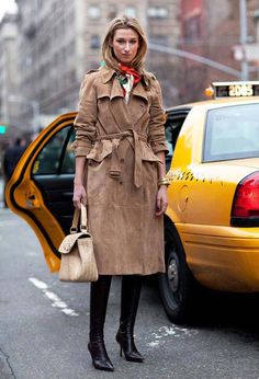 Trench de gamuza, simple and chic. Trench Street Style, Nyfw Style, Suede Trench Coat, Street Style Fall, New York Fashion Week Street Style, Fall Fashion 2016, Style Fall