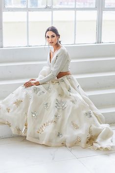 Haldi Outfits White, White Organza Lehenga, Silver Applique, Lehenga Inspiration, Leaf Designs, Indian Bridal Dress