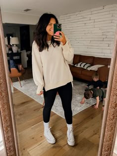 Oversized White Sweatshirt Outfit, Oversized Crewneck Outfit Leggings, Leggings And Oversized Sweatshirt, How To Style Oversized Sweatshirts, Oversized Sweatshirt Outfit Leggings, Oversized Crewneck Outfit, White Sweatshirt Outfit, Crewneck Outfits, Oversized Sweatshirt Outfit