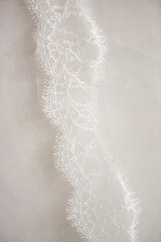 Unsere LETITIA LACE TRIM Massenware ist eine filigran gearbeitete französische Chantillyspitze mit zierlichem Wimpernrand. Diese wunderschöne transparente Bogen-Spitze mit floralem Muster ist eine zeitlose Spitze, die perfekt für die Anpassung Ihrer eigenen Braut-Accessoires ist. 🔍DETAILS * Authentische französische Chantilly-Spitze, importiert aus einem Premium-Spitzenhaus in Frankreich * 62% Viskose/ 38% Polyamid 🎨FARBEN * Nur in Off white erhältlich 📏MAßE * Misst 3 1/2 "breit (an der breit Chantilly Lace Trim, French Chantilly Lace, White Eyelashes, Chantilly Lace, Scalloped Lace, Bridal Veil, Lace Overlay, Fabric Swatches, Bridal Accessories