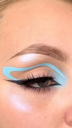 Pastel Graphic Liner, Heart Graphic Liner, Colorful Eyeliner Makeup, Funky Eyeliner, Easy Graphic Liner, Colorful Graphic Liner, Blue Graphic Liner, Eyeliner Bleu