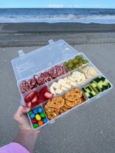 Beach snack with meats cheeses for kids Boat Snacks, Boat Food Ideas, Vacation Florida, Road Trip Snacks, Lake Food Ideas Summer, Food Ideas Summer, Lake Food Ideas