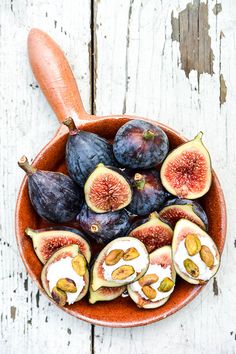 figs in a bowl on a wooden table