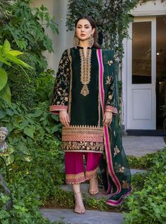 Pakistani Velvet Dresses, Zainab Chottani, Designer Suits Online, Pakistani Clothes Online, Velvet Dress Designs, Pakistani Fancy Dresses, Velvet Collection, Pakistani Dress Design, Pakistani Outfits