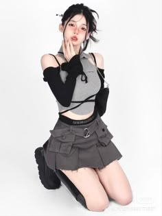 Kpop Poses, Pleated Denim Skirt, Gothic Skirt, Rok Mini, Middle Age Fashion, Outfits Y2k, Denim Cargo, Gothic Rock, Cargo Skirt