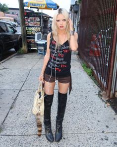 Indie Clubbing Outfits, 2010 Club Outfits, Indie Sleaze Winter, Indie Sleaze Outfits 2024, Indie Sleaze Aesthetic Outfits, Plaid Skirt Outfit Grunge, Indie Sleaze Outfits