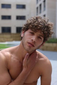 Eyal Booker, Spanish Hairstyles, Men's Curly Hairstyles, Mens Hairstyles Curly, E Boys, Corte De Cabelo Masculino, Head & Shoulders, Mens Hair, Curly Hair Men