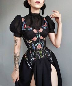 Black Corset Outfit Goth, How To Style Corset, Corset Outfit Classy, Corset Streetwear, Corset Outfit Ideas, Corset With Cups, Patterned Clothes, Corset Over Dress, Outfit Corset