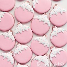 Christmas Biscuits Ideas, Cute Xmas Cookies, Cute Christmas Cookie Designs, Christmas Biscuit Ideas, Christmas Cookies Designs, Cute Sugar Cookies Designs, White Christmas Cookies, Pink Christmas Cookies, Christmas Sugar Cookie Designs