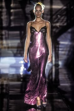 Purple Runway, Versace Spring, 90s Runway Fashion, Runway Fashion Couture, Runway Outfits, 90s Runway, Atelier Versace, Iconic Dresses, Vintage Runway