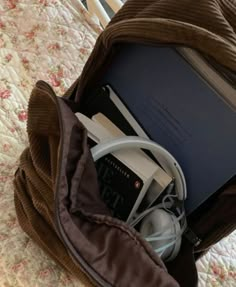 Inside My Bag, Photographie Portrait Inspiration, Academic Motivation, What In My Bag, Rory Gilmore, Chuck Norris, Study Inspiration, School Motivation