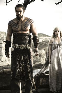 Khal Drogo and daenerys Game Of Thrones Tv, Got Game Of Thrones, Hallowen Costume, Gra O Tron, Games Of Thrones, Valar Morghulis, Andrew Lincoln, Tv Couples, Mother Of Dragons