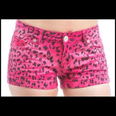 Fushia Denim Cheetah Shorts. 88% Cotton, 9% Polyester, 3% Spandex. Soso Happy, Scene Shorts, 2000s Shorts, Pink Alternative Fashion, Gir Invader Zim, Scene Clothes, Cheetah Shorts, Scene Queen, Abbey Dawn