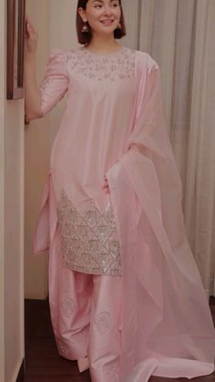 Haina Amir, Hania Amir, Pakistani Suit, Fancy Dresses Long, Turkish Beauty, Pakistani Suits, Fancy Outfits, Trendy Dresses, Fancy Dresses