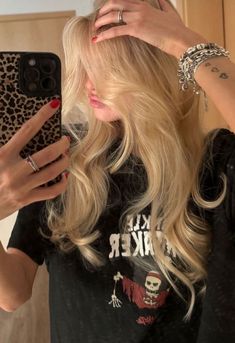 Blonde Girl Faceless, Blonde Girl Aesthetic Faceless, Blonde Aesthetic, Blonde Hair Inspiration, Hair Inspo Color, Dream Hair, Blonde Girl, Cut And Color, Maquillaje De Ojos