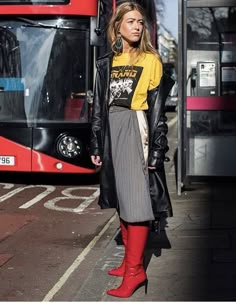 Estilo Hipster, London Fashion Weeks, La Fashion Week, Red Boots, Looks Street Style, Street Style Chic, Mode Inspo, Women Street, Winter Trends