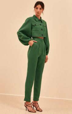 Looks Monocromáticos – Tudo sobre a tendência que conquistou as famosas + inspirações e como usar Green Trousers, Green Pants, Mode Inspiration, Outfits Casuales, Look Fashion, Aesthetic Clothes, Suits For Women, Fashion Inspo Outfits