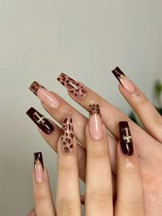 #fallnails #nailinspo #autumnnails #nailtrends #nailart #naildesigns #seasonalnails #fallbeauty #nailsofinstagram #nailgoals Dark Leopard Print Nails, Brown Red Nails Design, Leopard And Gold Nails, Brown And Leopard Nails, Italian Acrylic Nails, Dark Red And Brown Nails, Dark Brown Nails With Design, Brown Y2k Nails Acrylic, Brown Leopard Print Nails